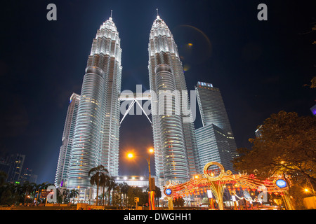 Petronas Twin Towers in Kuala Lumpur bei Nacht Stockfoto