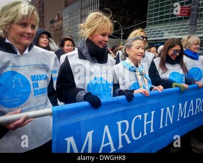 New York, USA. 7. März 2014. Yoo Soon-Taek (3. L), der Generalsekretär der Vereinten Nationen Ban Ki-Moon, Frau besucht einen Marsch Markierung den internationalen Frauentag, vor das UN-Hauptquartier in New York, am 7. März 2014. Bildnachweis: Niu Xiaolei/Xinhua/Alamy Live-Nachrichten Stockfoto