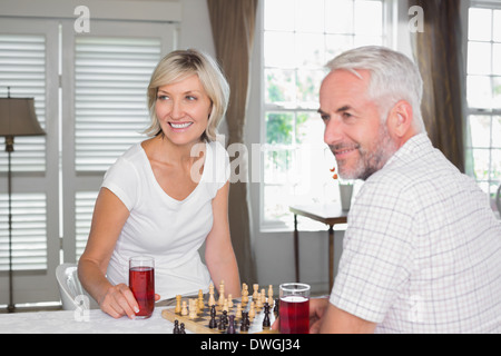 Reifen Sie paar wegsehen beim Schach spielen Stockfoto