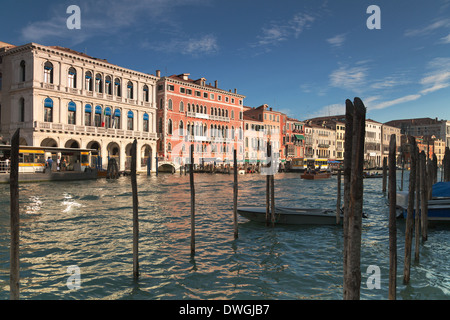 Canal Grande in der Nähe von Rialto-Brücke in Venedig Stockfoto