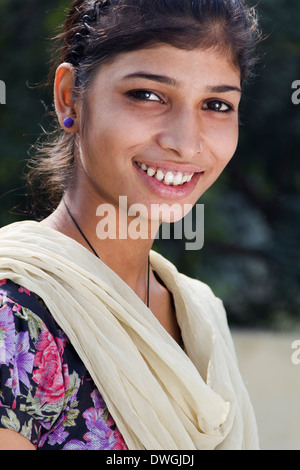 1 indische ländliche Mädchen zu Hause stehen Stockfoto