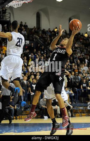 New Haven, Connecticut, USA. 7. März 2014. 7. März 2014 - New Haven, Connecticut / USA - Harvard Crimson guard Siyani Chambers (1) Triebe während der NCAA Ivy League, Basketball-Spiel zwischen dem Harvard Crimson und Yale Bulldogs bei Payne Whitney Gym auf dem Yale-Campus statt. Harvard führt Yale zur Halbzeit 36-23. Eric Canha/CSM/Alamy Live-Nachrichten Stockfoto