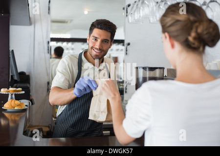 Kellner geben verpackten Lebensmittel mit einer Frau im Coffee shop Stockfoto