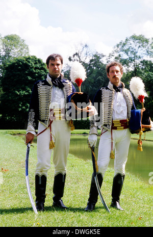 Britischen Dragoner-Offiziere 1815, Reenactment Soldat Soldaten wie in Schlacht von Waterloo, Armee einheitliche Uniformen gezogenen Säbel bereitgestellt sabres Husaren Husaren England UK