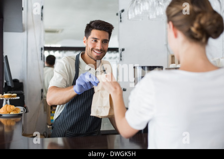 Kellner geben verpackten Lebensmittel mit einer Frau im Coffee shop Stockfoto