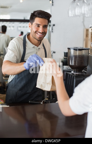 Kellner geben verpackten Lebensmittel mit einer Frau im Coffee shop Stockfoto