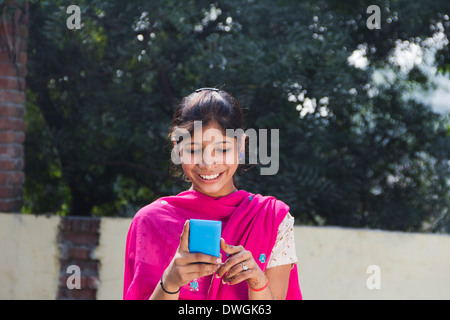 1 indische ländliche Mädchen stehend-Mobiltelefon Stockfoto