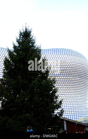 Weihnachtsbaum hinter die Selfridge Gebäude in Birmingham UK Stockfoto