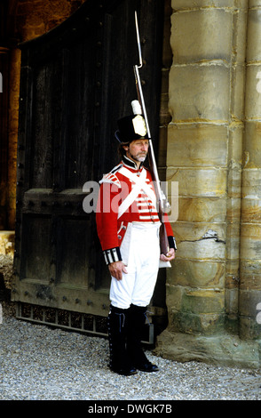 Britische Fußsoldat 1815, fest Bajonett, wie an Schlacht von Waterloo Armee Soldaten einheitliche Uniformen Musketen Bajonette England UK bereitgestellt Stockfoto