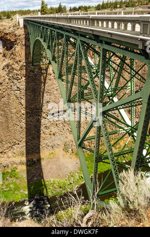 Vertikale Ansicht des alten Highway 97 Überfahren des Crooked River Canyons Stockfoto