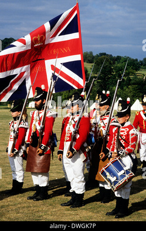 Britischen Infanteristen von Waterloo 1815, napoleonischen und Halbinsel Krieg Truppen, wie bei der Schlacht von Waterloo, Union Jack Flagge, Reenactment Armee Soldaten einheitliche Uniformen England UK im Einsatz Stockfoto