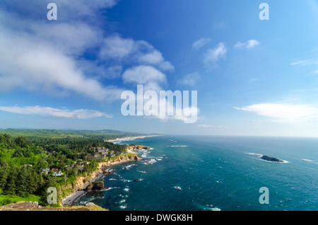 Üppige grüne Küste von Oregon mit blauen Himmel und Pazifischen Ozean Stockfoto