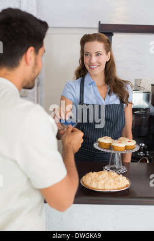 Mann im Café Card Rechnung mit Rechnung bezahlen Stockfoto