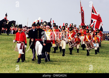 Britische Regiment zur Zeit der Schlacht von Waterloo 1815 marschieren Fußsoldaten, Union Jack Flagge, Reenactment Soldat Armee einheitliche Uniformen England UK Stockfoto