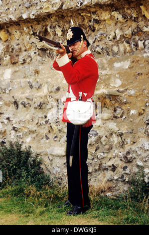 Britische Schütze, 57. Middlesex Regiment c.1880 Reenactment Fußsoldat Soldaten des 19. Jahrhunderts Rotrock Scharfschützen Gewehr Gewehre einheitliche Uniformen Armee Stockfoto