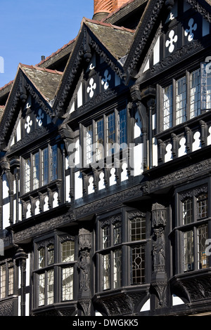 Tudor-Gebäude in die Zeilen in Chester in der Grafschaft Cheshire im Nordwesten von England. Stockfoto