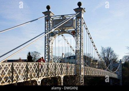 Queens Park Fußgängerbrücke über den Fluss Dee in Chester in der Grafschaft Cheshire im Vereinigten Königreich Stockfoto