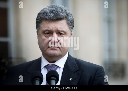 Paris, Frankreich. 7. März 2014. Ehemaligen ukrainischen Foreign Affairs Minister Petro Porochenko spricht zu den Medien vor einem Treffen mit dem französischen Präsidenten Francois Hollande im Elysée-Palast in Paris, Frankreich, am 7. März 2014. Das Treffen fand nach einer außergewöhnlichen Staats-und Regierungschefs treffen sich in Brüssel über die Situation in der Ukraine. Bildnachweis: Etienne Laurent/Xinhua/Alamy Live-Nachrichten Stockfoto