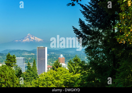 Mount Hood erhebt sich über der Innenstadt von Portland, Oregon Stockfoto