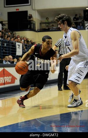 New Haven, Connecticut, USA. 7. März 2014. 7. März 2014 - New Haven, Connecticut / USA - Harvard Crimson guard Siyani Chambers (1) Laufwerke an das Netz während der NCAA Ivy League, Basketball-Spiel zwischen dem Harvard Crimson und Yale Bulldogs bei Payne Whitney Gym auf dem Yale-Campus statt. Harvard führt Yale zur Halbzeit 36-23. Eric Canha/CSM/Alamy Live-Nachrichten Stockfoto