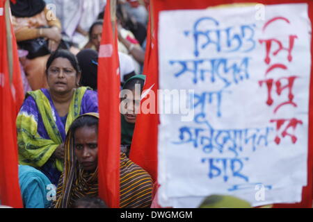 Dhaka, Bangladesch, 7. März 2014: Frauen nehmen Teil in der kommunistischen Partei aus Bangladesch Rallye zum internationalen Frauentag mit Fahnen und Schilder mit den weltweit anerkannten Kommunismus Symbolen der Hammer und Sichel. Die kommunistische Partei von Bangladesch organisiert einen internationalen Frauentag-Tages-Rallye vor dem Datum selbst anspruchsvolle Widerstand gegen alle Arten von Unterdrückung, Diskriminierung und Gewalt gegen Frauen. (Foto von Zakir Hossain Chowdhury/Pacific Press/Alamy Live-Nachrichten) Stockfoto