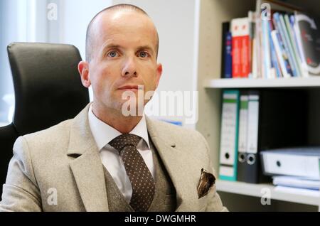 Hamburg, Deutschland. 6. März 2014. Menschenrechte-Experte Markus Kotzur der Universität Hamburg stellt in seinem Büro in Hamburg, Deutschland, 6. März 2014. Nach Kotzur, Russlands Intervention auf der Krim ist Halbinsel nicht Ligally abgedeckt. Foto: MALTE Christen/Dpa/Alamy Live News Stockfoto