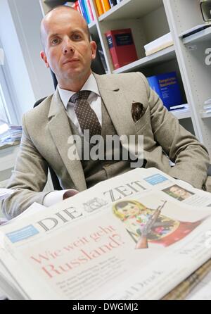 Hamburg, Deutschland. 6. März 2014. Menschenrechte-Experte Markus Kotzur der Universität Hamburg stellt in seinem Büro in Hamburg, Deutschland, 6. März 2014. Nach Kotzur, Russlands Intervention auf der Krim ist Halbinsel nicht Ligally abgedeckt. Foto: MALTE Christen/Dpa/Alamy Live News Stockfoto