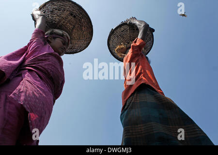 Dhaka, Bangladesch, 7. März 2014: Internationaler Frauentag. Frauen arbeiten an Kohlefelder neben Männern. Aber oft, weibliche Arbeitnehmer bekommen weniger Geld für die gleiche Menge an Arbeit, die sie tun. (Foto von Zakir Hossain Chowdhury/Pacific Press/Alamy Live-Nachrichten) Stockfoto