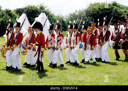 Englischen Rotröcke Fuß Soldaten marschieren in die napoleonischen Kriege und die Schlacht von Waterloo bereitgestellt, 1815 Infanterie Soldat regiment British Army Reenactment England UK einheitliche Uniformen Stockfoto