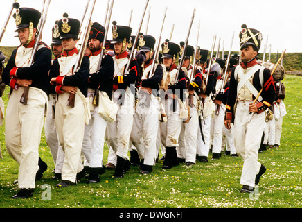 Französisch napoleonischen Fuß Regiment Soldaten mit Musketen, 1815, als in der Schlacht von Waterloo, Reenactment bereitgestellt Stockfoto