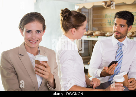 Team während der Pausenzeit in Büro-Kantine Stockfoto