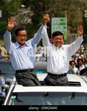 Phnom Penh, Kambodscha. 8. März 2014. Sam Rainsy (L), Führer der Opposition Kambodscha National Rescue Party und sein Stellvertreter Kem Sokha erscheinen bei einer Kundgebung in der Nähe von the Freedom Park in Phnom Penh, Kambodscha, 8. März 2014. Hunderte von Opposition ausgerichteten Gewerkschaftsaktivisten und Arbeiter sammelten sich illegal auf einer Straße nahe der Hauptstadt Freedom Park am Samstagmorgen, höhere Löhne und Freilassung von 21 Festgenommenen Demonstranten gefordert. Bildnachweis: Sovannara/Xinhua/Alamy Live-Nachrichten Stockfoto