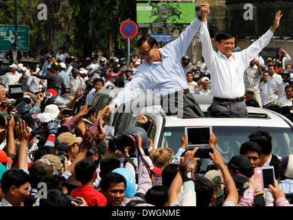 Phnom Penh, Kambodscha. 8. März 2014. Sam Rainsy (L, obere), Führer der Opposition Kambodscha National Rescue Party und seines Stellvertreters Kem Sokha (R, obere) erscheinen bei einer Kundgebung in der Nähe von the Freedom Park in Phnom Penh, Kambodscha, 8. März 2014. Hunderte von Opposition ausgerichteten Gewerkschaftsaktivisten und Arbeiter sammelten sich illegal auf einer Straße nahe der Hauptstadt Freedom Park am Samstagmorgen, höhere Löhne und Freilassung von 21 Festgenommenen Demonstranten gefordert. Bildnachweis: Sovannara/Xinhua/Alamy Live-Nachrichten Stockfoto