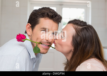Seitenansicht einer liebenden Frau Mann küssen Stockfoto