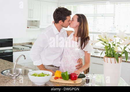 Liebendes Paar küssen in der Küche Stockfoto