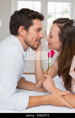 Junges Liebespaar einander betrachtend Stockfoto