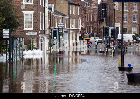 Den Fluss Ouse überflutet die Straßen von Zentrum von York im Vereinigten Königreich. September 2012. Stockfoto