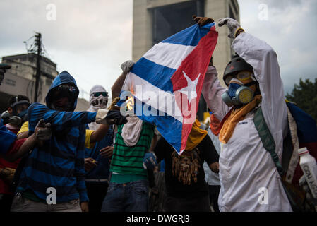 Caracas, Venezuela. 7. März 2014. Demonstranten brannte eine kubanische Flagge als Zeichen der Ablehnung des Einflusses der kubanischen Regierung in Venezuela während gewaltsame Auseinandersetzungen in Caracas fortfahren. Bildnachweis: Carlos Becerra/NurPhoto/ZUMAPRESS.com/Alamy Live-Nachrichten Stockfoto