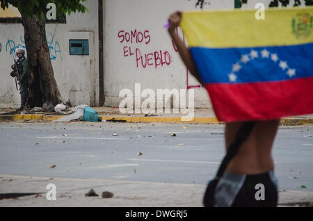 Caracas, Venezuela. 7. März 2014. Demonstranten brannte eine kubanische Flagge als Zeichen der Ablehnung des Einflusses der kubanischen Regierung in Venezuela während gewaltsame Auseinandersetzungen in Caracas fortfahren. Bildnachweis: Carlos Becerra/NurPhoto/ZUMAPRESS.com/Alamy Live-Nachrichten Stockfoto