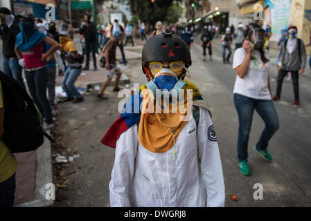 Caracas, Venezuela. 7. März 2014. Demonstranten brannte eine kubanische Flagge als Zeichen der Ablehnung des Einflusses der kubanischen Regierung in Venezuela während gewaltsame Auseinandersetzungen in Caracas fortfahren. Bildnachweis: Carlos Becerra/NurPhoto/ZUMAPRESS.com/Alamy Live-Nachrichten Stockfoto