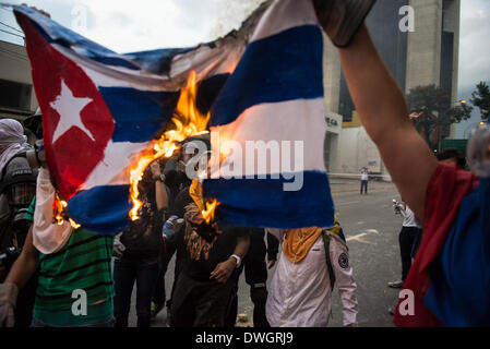 Caracas, Venezuela. 7. März 2014. Demonstranten brannte eine kubanische Flagge als Zeichen der Ablehnung des Einflusses der kubanischen Regierung in Venezuela während gewaltsame Auseinandersetzungen in Caracas fortfahren. Bildnachweis: Carlos Becerra/NurPhoto/ZUMAPRESS.com/Alamy Live-Nachrichten Stockfoto