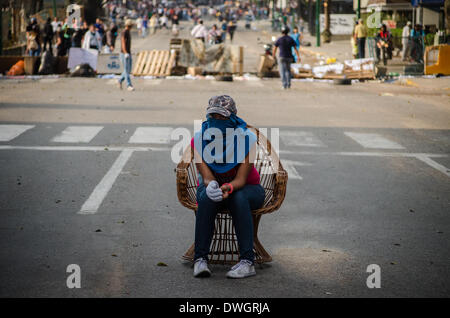 Caracas, Venezuela. 7. März 2014. Demonstranten brannte eine kubanische Flagge als Zeichen der Ablehnung des Einflusses der kubanischen Regierung in Venezuela während gewaltsame Auseinandersetzungen in Caracas fortfahren. Bildnachweis: Carlos Becerra/NurPhoto/ZUMAPRESS.com/Alamy Live-Nachrichten Stockfoto