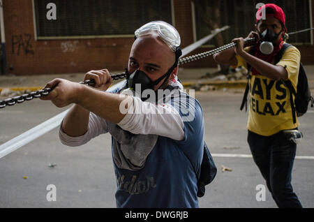 Caracas, Venezuela. 7. März 2014. Demonstranten brannte eine kubanische Flagge als Zeichen der Ablehnung des Einflusses der kubanischen Regierung in Venezuela während gewaltsame Auseinandersetzungen in Caracas fortfahren. Bildnachweis: Carlos Becerra/NurPhoto/ZUMAPRESS.com/Alamy Live-Nachrichten Stockfoto