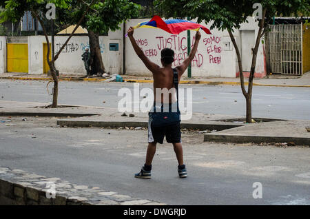 Caracas, Venezuela. 7. März 2014. Demonstranten brannte eine kubanische Flagge als Zeichen der Ablehnung des Einflusses der kubanischen Regierung in Venezuela während gewaltsame Auseinandersetzungen in Caracas fortfahren. Bildnachweis: Carlos Becerra/NurPhoto/ZUMAPRESS.com/Alamy Live-Nachrichten Stockfoto