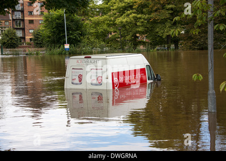 Den Fluss Ouse überflutet die Straßen von Zentrum von York im Vereinigten Königreich. September 2012. Stockfoto