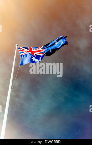 Australische Flagge in Darling Harbour, Sydney gegen Rauch gefüllten Himmel. Rauch war vom nahe gelegenen Buschbrände in driften. Stockfoto