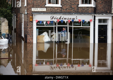 Krämer-Handys die Versicherungsgesellschaft nach den Fluss Ouse die Straßen von Zentrum von York im Vereinigten Königreich überflutet Stockfoto