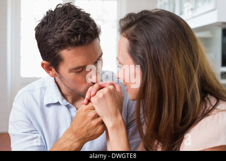 Liebevollen Mann küssen Womans Hand zu Hause Stockfoto