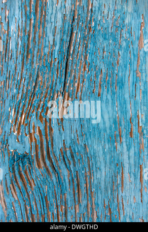 Abblätternde Farbe auf eine alte Tür Stockfoto