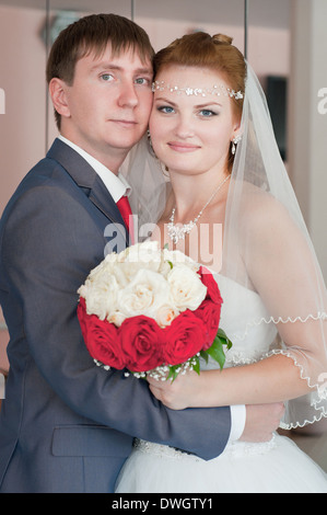 schöne und glückliche Brautpaar stehen mit einander in der Nähe Stockfoto